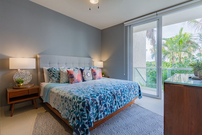 Chic Beachfront Condo Ocean View Rooftop Pools