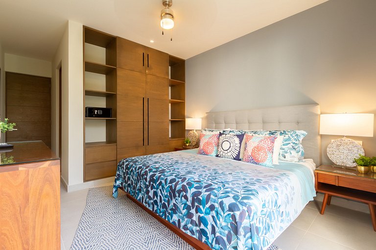 Chic Beachfront Condo Ocean View Rooftop Pools