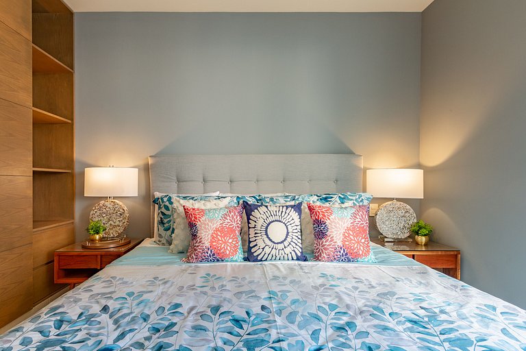 Chic Beachfront Condo Ocean View Rooftop Pools