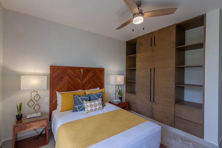 Chic Beachfront Condo Ocean View Rooftop Pools