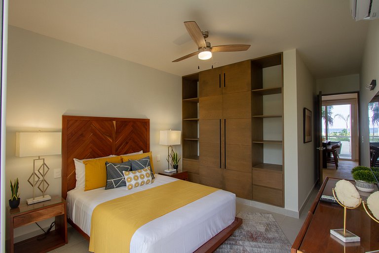 Chic Beachfront Condo Ocean View Rooftop Pools