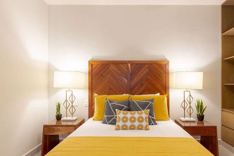 Chic Beachfront Condo Ocean View Rooftop Pools