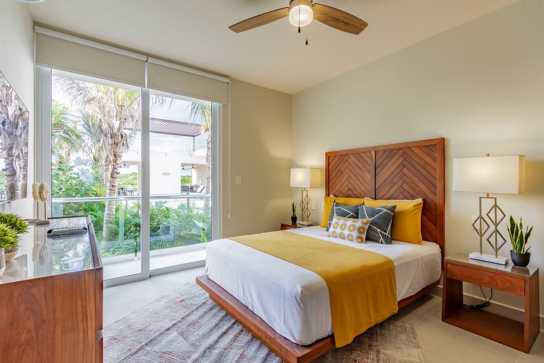 Chic Beachfront Condo Ocean View Rooftop Pools