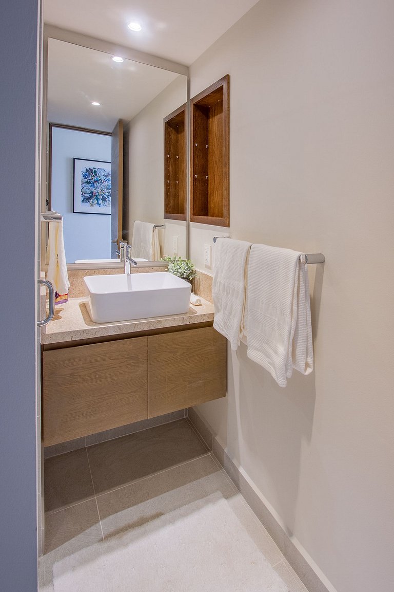 Chic Beachfront Condo Ocean View Rooftop Pools