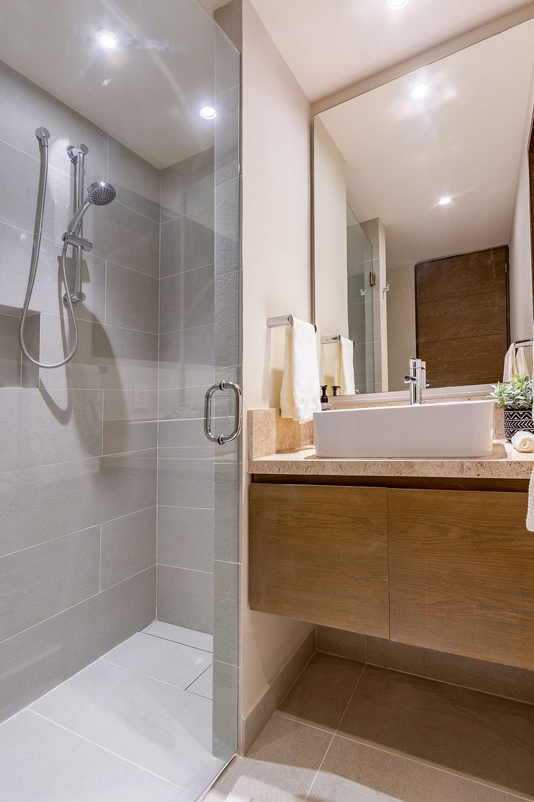 Chic Beachfront Condo Ocean View Rooftop Pools