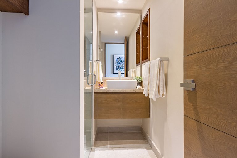 Chic Beachfront Condo Ocean View Rooftop Pools