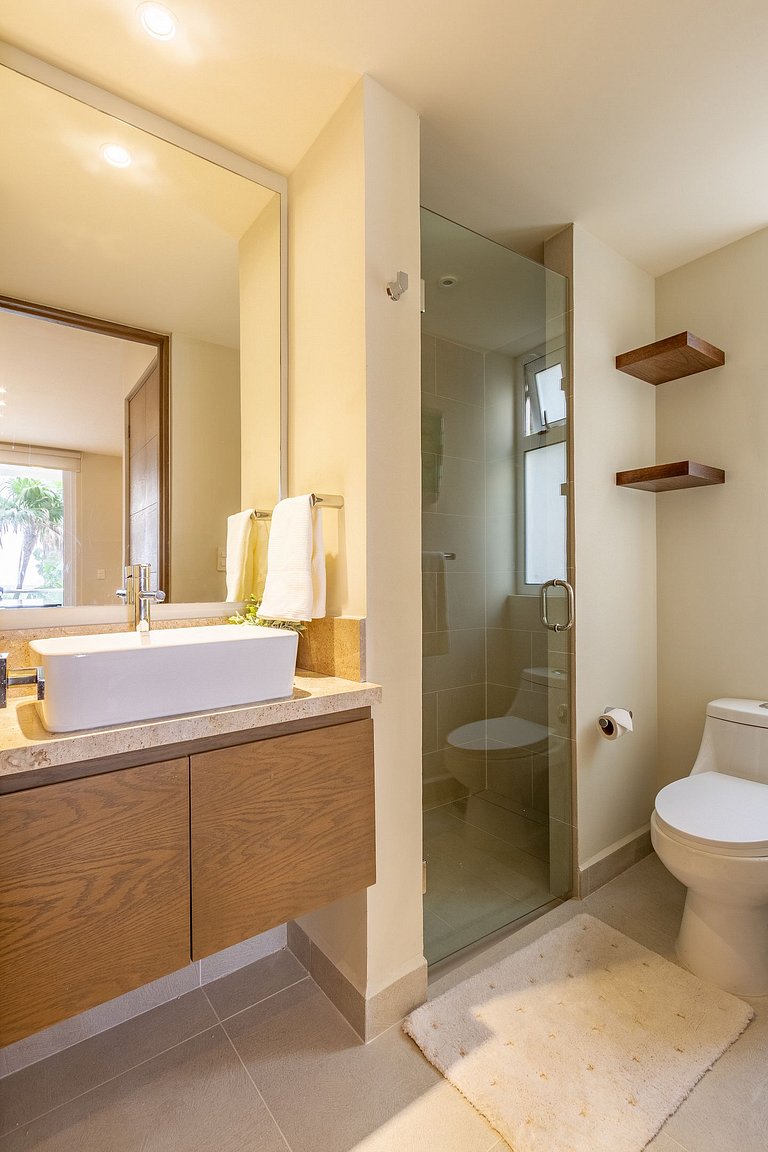 Chic Beachfront Condo Ocean View Rooftop Pools