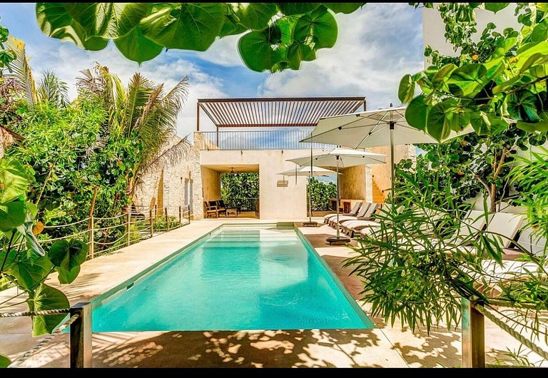 Chic Beachfront Condo Ocean View Rooftop Pools