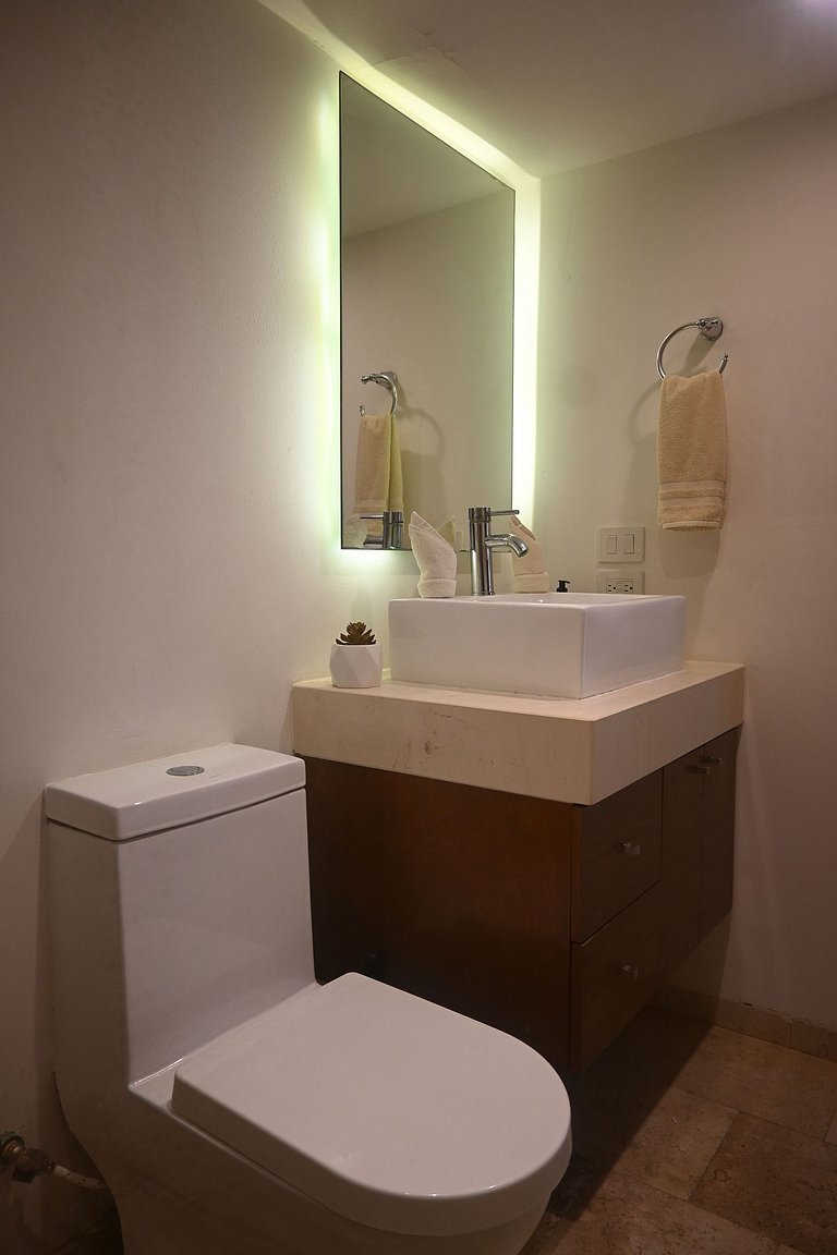 Sleek New Loft w/Plunge & Rooftop Pool Near Beach!