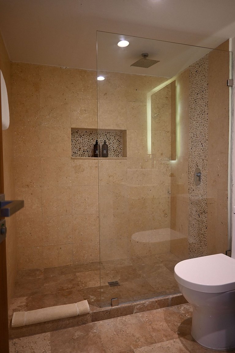 Sleek New Loft w/Plunge & Rooftop Pool Near Beach!