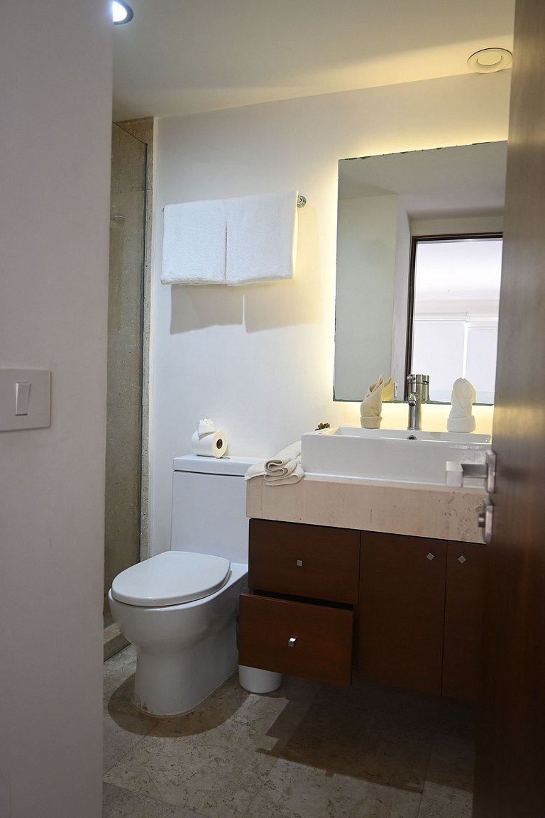 Sleek New Loft w/Plunge & Rooftop Pool Near Beach!