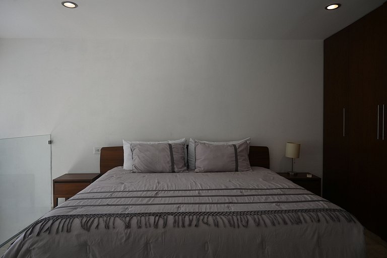 Sleek New Loft w/Plunge & Rooftop Pool Near Beach!