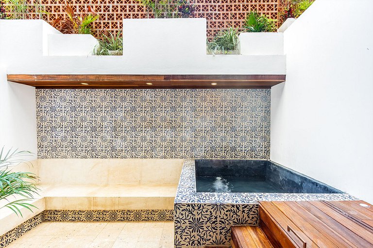 Sleek New Loft w/Plunge & Rooftop Pool Near Beach!